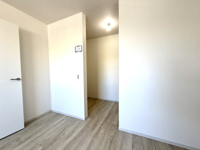 越谷市宮前６期３号棟ケイアイグレース　新築戸建の収納|ロングコートや丈の長いワンピースもシワにならず綺麗に掛けられる、高さにゆとりがある収納です。