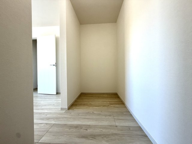 越谷市宮前６期３号棟ケイアイグレース　新築戸建の収納|夫婦やご家族の衣類をまとめて管理できる大容量WIC。衣替えの手間を大幅に減らせる嬉しい設備です。
