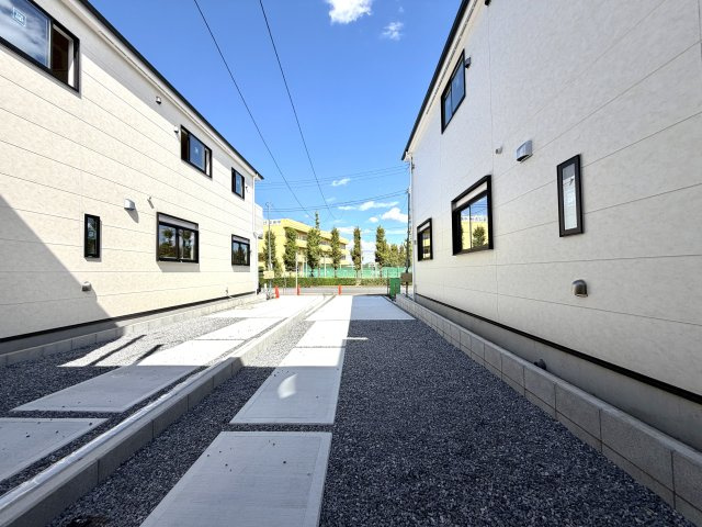 越谷市宮前６期３号棟ケイアイグレース　新築戸建の駐車場|車2台がスムーズに出し入れできるワイドな駐車エリア。忙しい朝の車移動もストレスになりません。