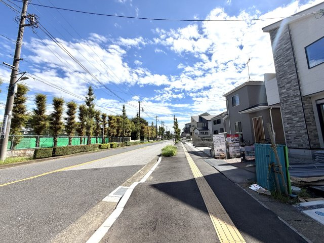 越谷市宮前６期３号棟ケイアイグレース　新築戸建の前面道路含む現地写真|わかりやすく整備された前面道路に面した敷地。周辺は静かな住宅街で、日々の暮らしが穏やかに営めます。