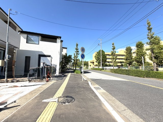 越谷市宮前６期３号棟ケイアイグレース　新築戸建の前面道路含む現地写真|敷地前面に十分なスペースがあり車の据え切りも楽々。駐車が苦手な方でも安心して運転できる道路環境です。