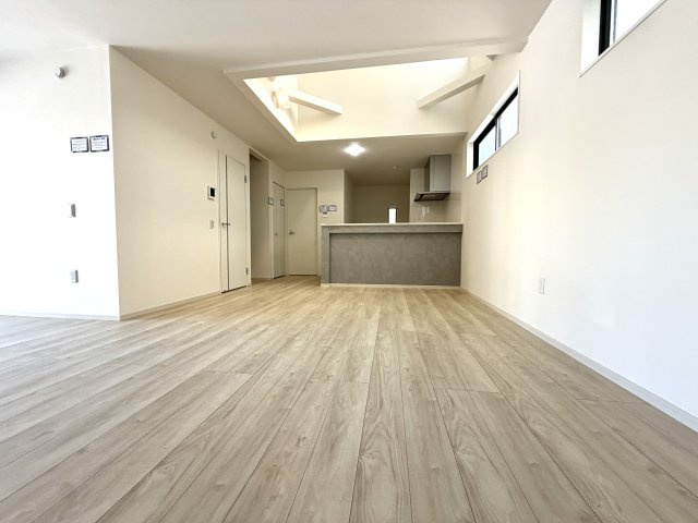 越谷市宮前６期３号棟ケイアイグレース　新築戸建の居間・リビング|落ち着いた雰囲気の居心地の良いリビング。大きな窓から明るい光が広がるゆとりの空間です。