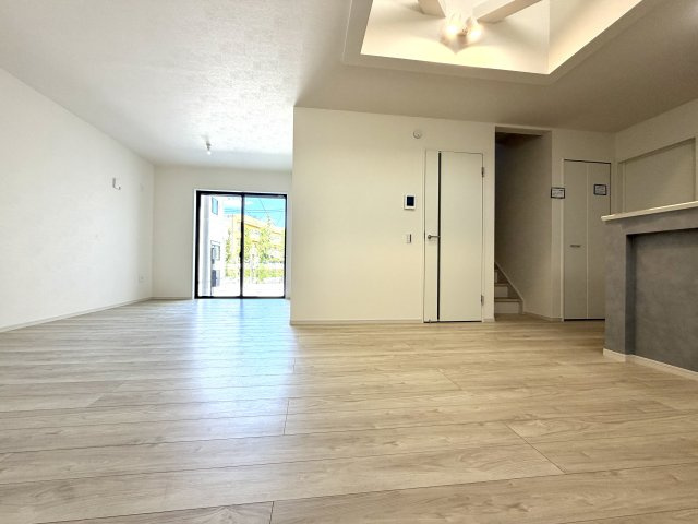 越谷市宮前６期３号棟ケイアイグレース　新築戸建の居間・リビング|開放感あふれる心地よいリビング空間。家族との会話が自然と弾む温かみのあるお部屋です。