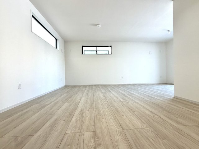 越谷市宮前６期３号棟ケイアイグレース　新築戸建の居間・リビング|通気性が良く爽やかな風が通り抜けるリビング。一年中快適で健康的な暮らしをサポートします。