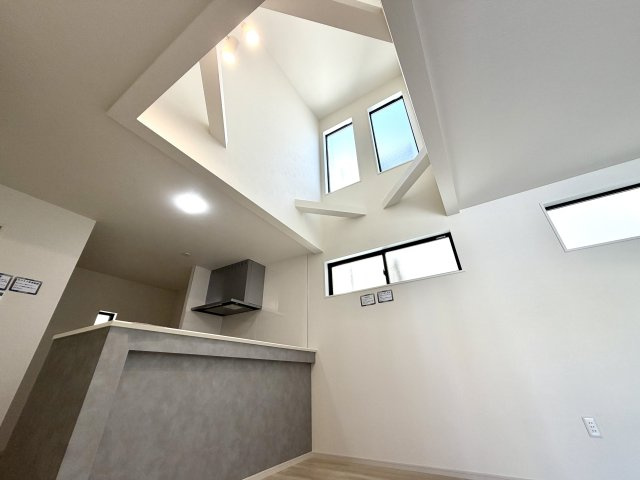 越谷市宮前６期３号棟ケイアイグレース　新築戸建の居間・リビング|視線が外へ抜け開放感を感じられる素敵なリビング。日々の疲れを優しく癒やしてくれる居場所です。