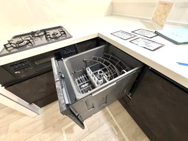 越谷市宮前６期３号棟ケイアイグレース　新築戸建のキッチン|手洗いにかかる手間を省ける便利な食器洗い乾燥機付き。食後の片付けもスムーズで時短になります。