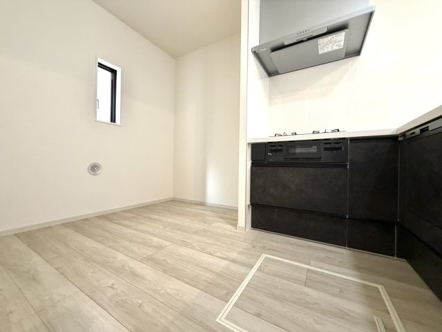 越谷市宮前６期３号棟ケイアイグレース　新築戸建のキッチン|通気性に優れたキッチンスペース。ゴミ箱や買い置きの保管にも困らないゆとりの広さです。