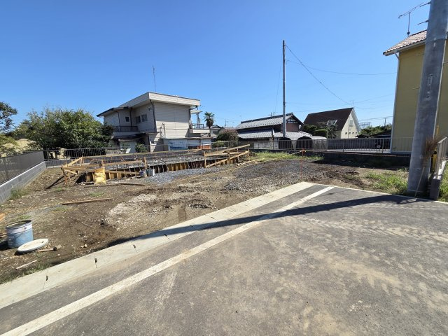 新築　太田市市場町第7　4号棟　Cradle Gardenの駐車場|現地写真　駐車は建物西側に並列4台+1台可能です！