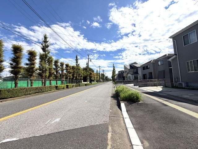 越谷市宮前６期４号棟ケイアイグレース　新築戸建の前面道路含む現地写真|車通りが穏やかな前面道路。敷地へのアプローチもしやすく、ご家族やゲストを安心して迎え入れられます。
