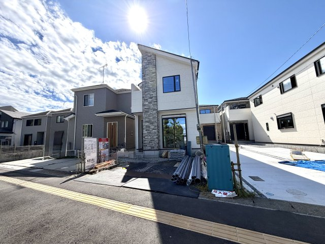 越谷市宮前６期４号棟ケイアイグレース　新築戸建の外観|照明やコンセントの施工が進む完成直前の現場。明るい室内と機能的な間取りの良さが引き立ちます。