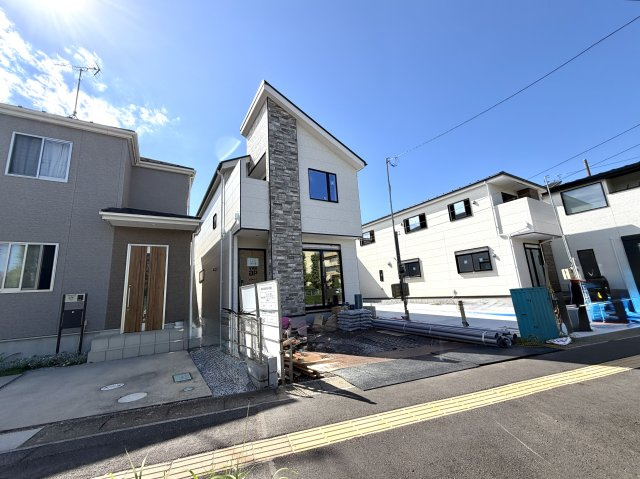 越谷市宮前６期４号棟ケイアイグレース　新築戸建の外観|職人による最終チェックと仕上げが行われている現場。高品質な仕上がりをひと足早くご確認いただけます。