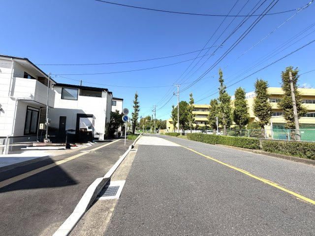 越谷市宮前６期４号棟ケイアイグレース　新築戸建の前面道路含む現地写真|スッキリとした接道で車の出し入れがスムーズ。前面道路の交通量が少なく、静かで落ち着いた環境です。