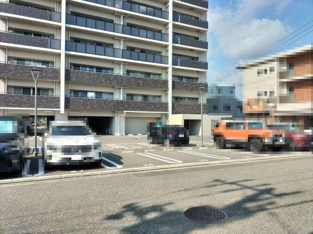 サーパス高知駅レジデンスの駐車場