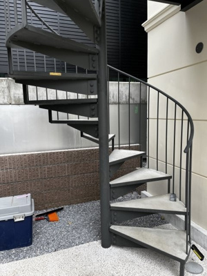 【玄関】 | ＲＩＶＥＮＤＥＬＬ　ＥＢＩＳＵ | 玄関前の203号室専用階段
