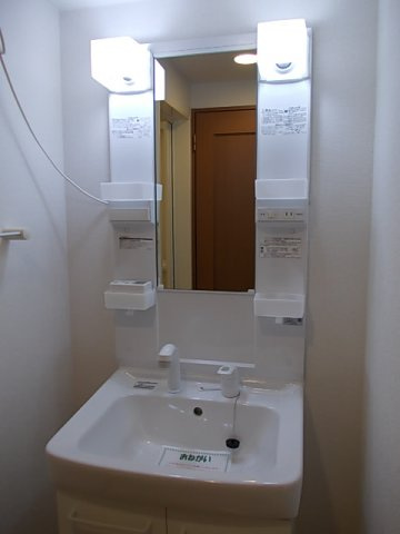 アゲート　白壁の洗面所