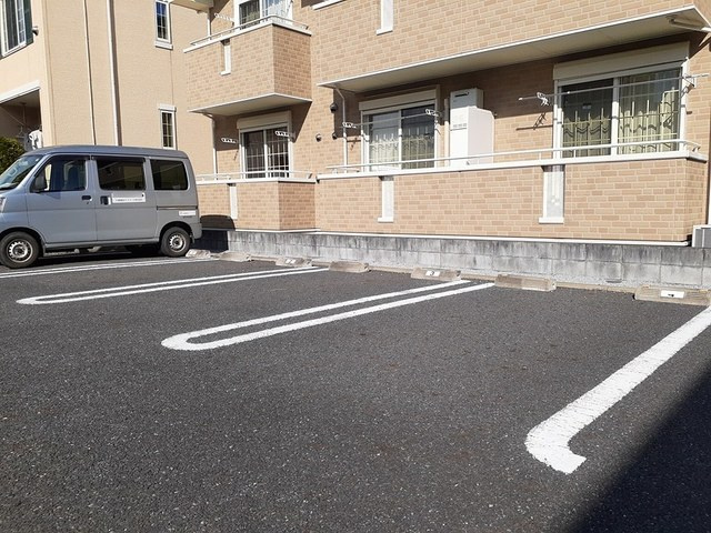 サンエスポワールⅡの駐車場