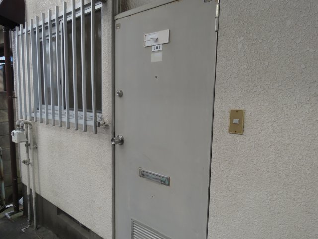 富士ハイツC号棟の玄関