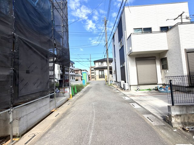 越谷市赤山町２３期１号棟ケイアイグレース新築戸建の前面道路含む現地写真|接道方向からの陽当たりと風通しをしっかり確保。通行人の視線が気になりにくく、プライバシーも保てます。