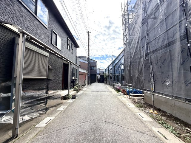 越谷市赤山町２３期１号棟ケイアイグレース新築戸建の前面道路含む現地写真|敷地前面に十分なスペースがあり車の据え切りも楽々。駐車が苦手な方でも安心して運転できる道路環境です。