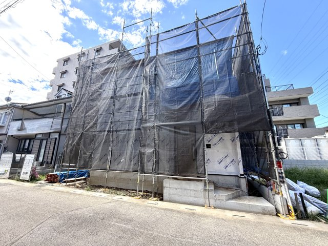 越谷市赤山町２３期１号棟ケイアイグレース新築戸建の外観|柱の間から差し込む光で室内の明るさを実感。住まいの形が見えて着々と完成へと近づいています。