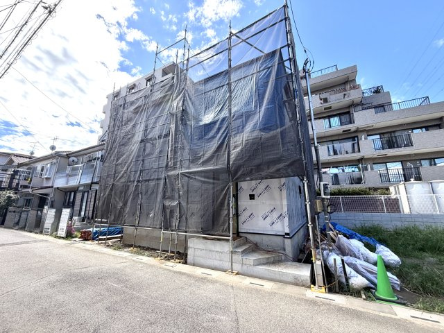 越谷市赤山町２３期１号棟ケイアイグレース新築戸建の外観|家の形がくっきりと見えてきたワクワクする工程。構造用合板が貼り進められ強度がさらに高まります。