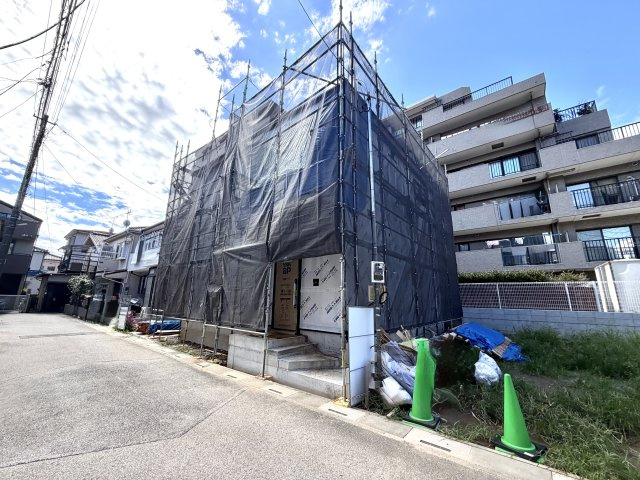 越谷市赤山町２３期１号棟ケイアイグレース新築戸建の外観|しっかりと接合された柱と梁の構造体。完成時には見えなくなる構造躯体の丁寧な施工をご覧ください。