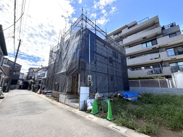 越谷市赤山町２３期１号棟ケイアイグレース新築戸建の外観|木の香りが漂う上棟直後の施工現場。各部屋の配置や間取りのリアルなスケール感を確認していただけます。