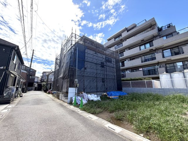 越谷市赤山町２３期１号棟ケイアイグレース新築戸建の外観|一気に家の形が姿を現した上棟直後の現場。日当たりの入り方や風の抜け感を実際に体験していただけます。
