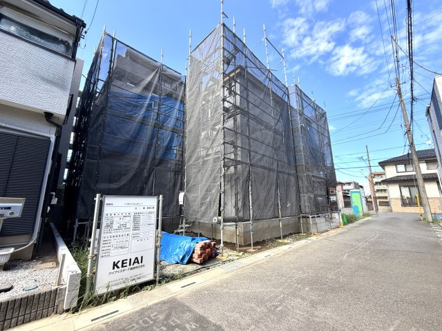 越谷市赤山町２３期１号棟ケイアイグレース新築戸建の外観|柱や梁が力強く組まれた迫力ある構造美。木材のぬくもりと耐震性能を兼ね備えた頑丈な木造枠組みです。
