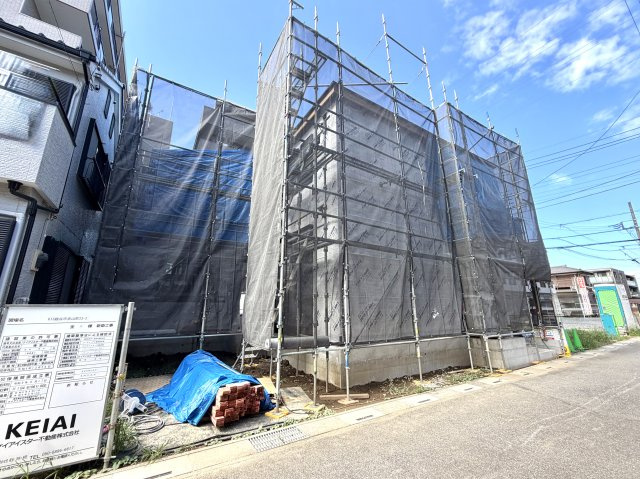 越谷市赤山町２３期１号棟ケイアイグレース新築戸建の外観|建物のスケール感が一目でわかる上棟完了現場。窓の位置やバルコニーからの景色もイメージできます。