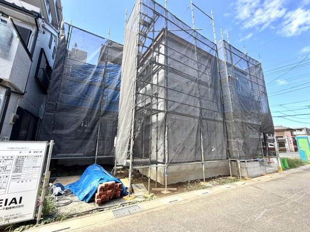 越谷市赤山町２３期１号棟ケイアイグレース新築戸建の外観|木造住宅の力強さを感じる柱のレイアウト。構造計算に基づいた安心の骨組みで施工を続けています。