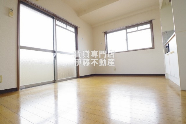 エクセレンス彩の居間・リビング|間取り別室参照（角部屋では無い為窓はございません）