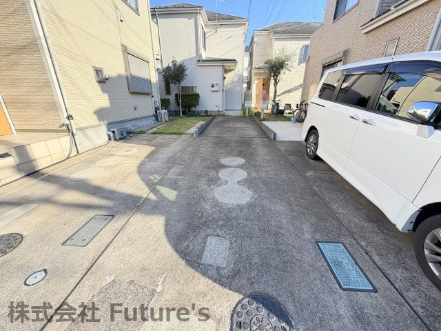 三郷市鷹野5丁目　中古戸建の駐車場|カースペース縦列2台可能