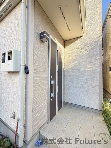 三郷市鷹野5丁目　中古戸建の玄関|玄関ドアの写真です