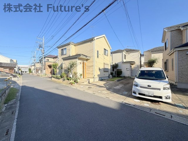 三郷市鷹野5丁目　中古戸建の前面道路含む現地写真|前面道路含む現地写真です。