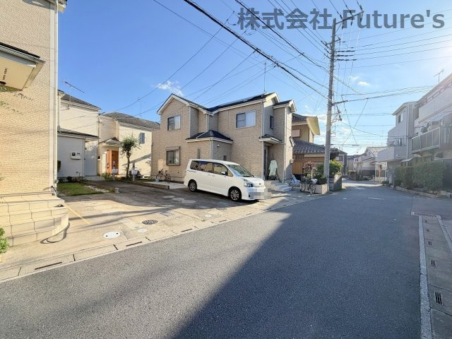 三郷市鷹野5丁目　中古戸建の前面道路含む現地写真|前面道路含む現地写真です。