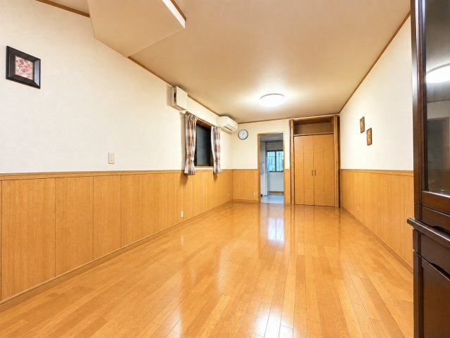 三ノ瀬３丁目　中古戸建の居間・リビング|LDKは約15帖と広々♪
※画像はAIによる不要物消去を行っています