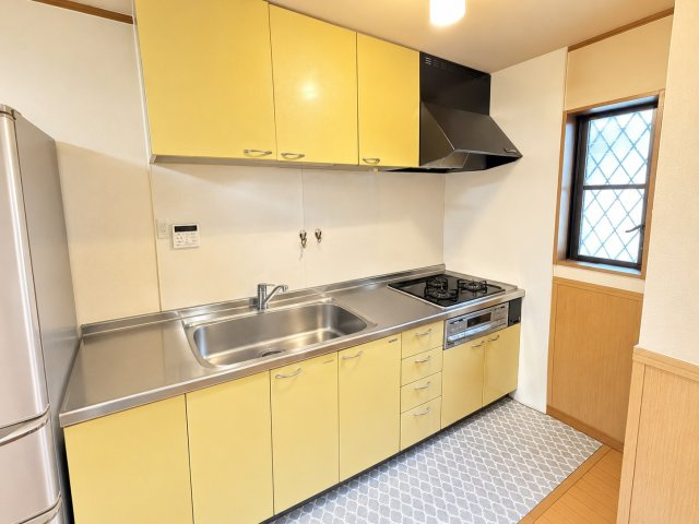 三ノ瀬３丁目　中古戸建のキッチン|※画像はAIによる不要物消去を行っています