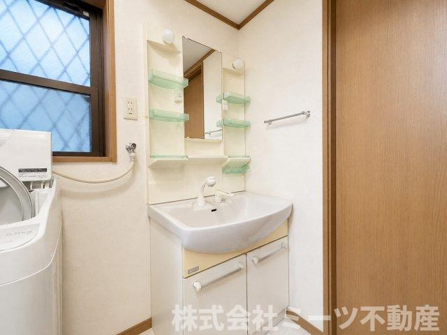三ノ瀬３丁目　中古戸建の独立洗面台|※画像はAIによる不要物消去を行っています