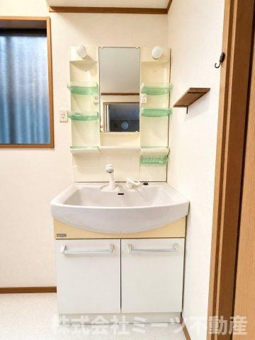 三ノ瀬３丁目　中古戸建の独立洗面台|※画像はAIによる不要物消去を行っています