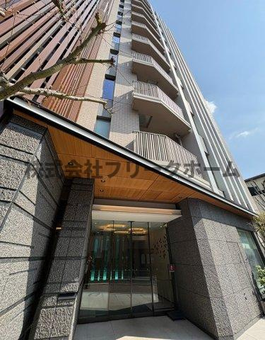 三鷹市下連雀４丁目の賃貸マンションのエントランス