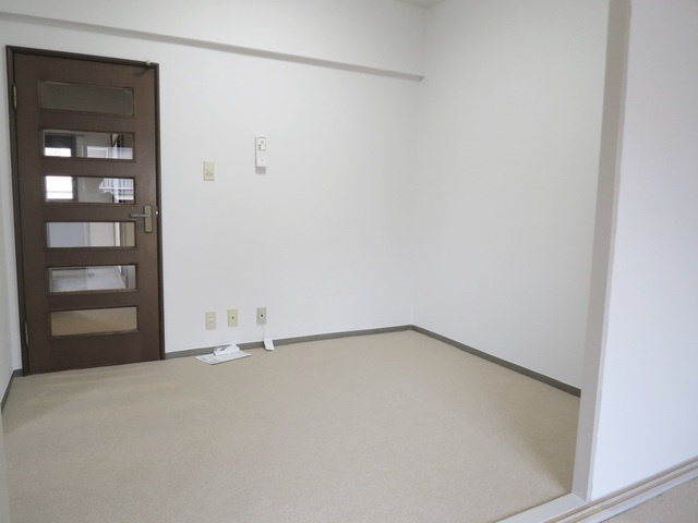 セントラルハイツ小岩の居間・リビング|カーペットの洋室です！