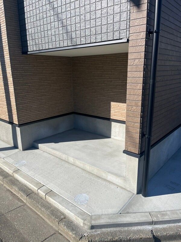 RR Homes（アールアールホームズ）のエントランス