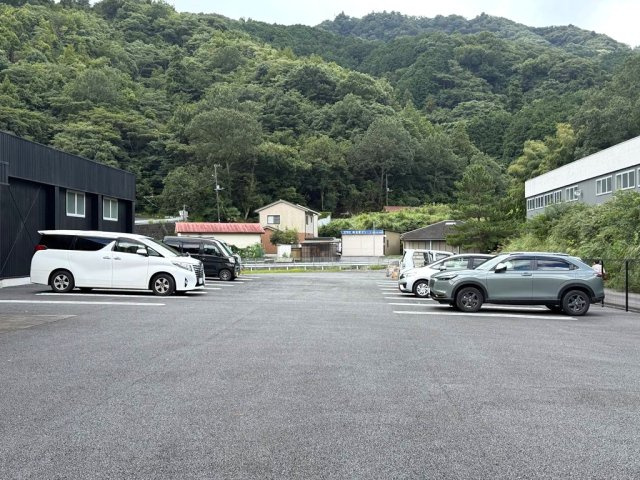 伊東市荻　店舗や工場に最適な大型物件の駐車場|白線は14台分