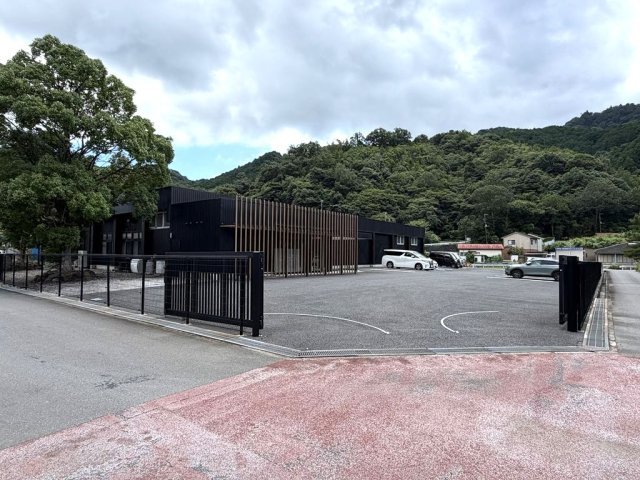 伊東市荻　店舗や工場に最適な大型物件の外観|北西側の入口部分