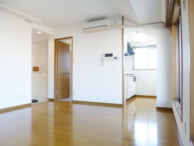 アゼリアヒルハイツの寝室|洋室は広々10帖です☆