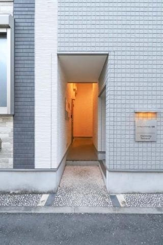 ハーモニーテラス日ノ出町のエントランス