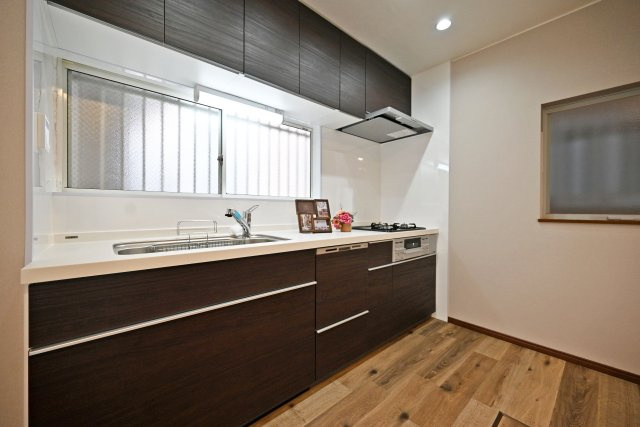 尼崎市東難波町4丁目中古戸建│4LDK+駐車1台可のキッチン|キッチンには窓を設け、さらに近くの大きな窓からもたっぷりと自然光が差し込む明るい空間。気持ちよくお料理を楽しめます。
