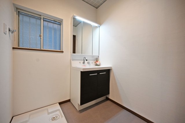 尼崎市東難波町4丁目中古戸建│4LDK+駐車1台可の洗面所|ゆとりある広さを確保した洗面スペースで、朝の身支度もスムーズに行える快適で使いやすい水回り空間です。