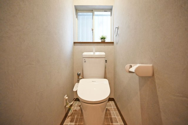 尼崎市東難波町4丁目中古戸建│4LDK+駐車1台可のトイレ|リフォーム済みのトイレは清潔感があり、設備も新しく整えられているため、気持ちよく新生活をスタートできる空間です。